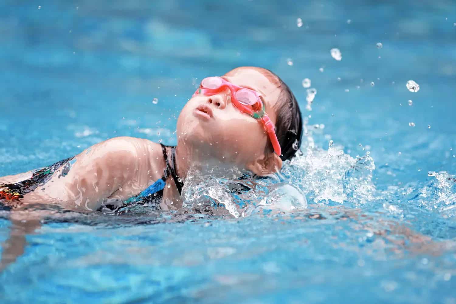 Почему нужно учить детей плавать