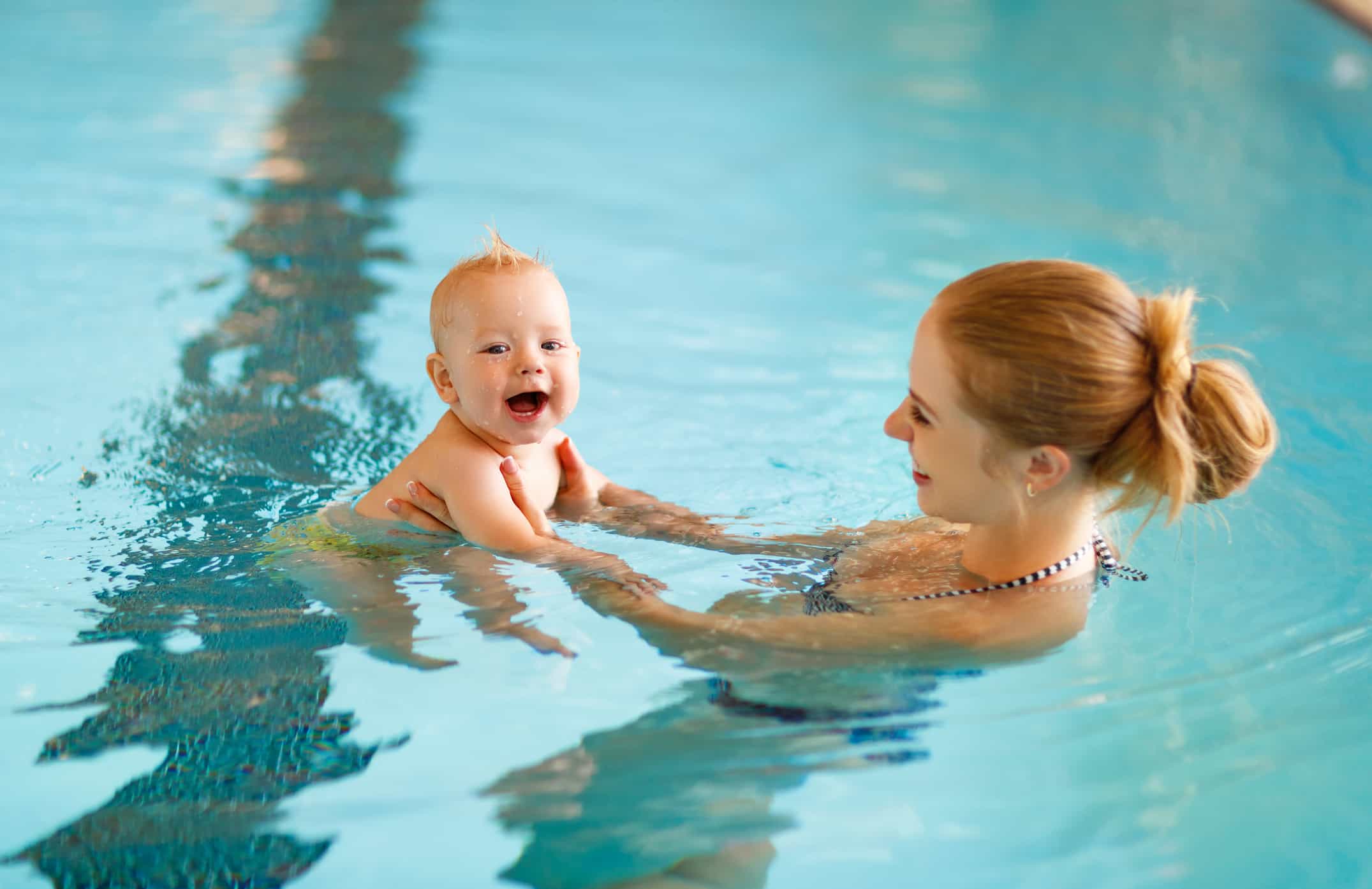 В каком возрасте начинать учить детей плавать